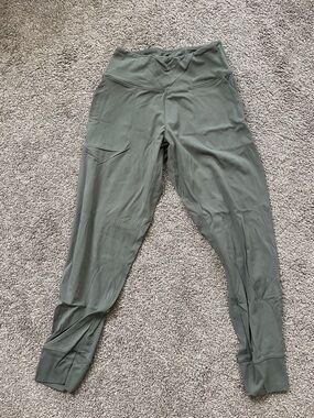 High-Waist Olive Green Athletic jogger with Side Pockets